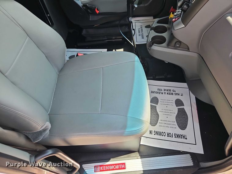 image for item EB8218 2017 Kenworth T680 semi truck