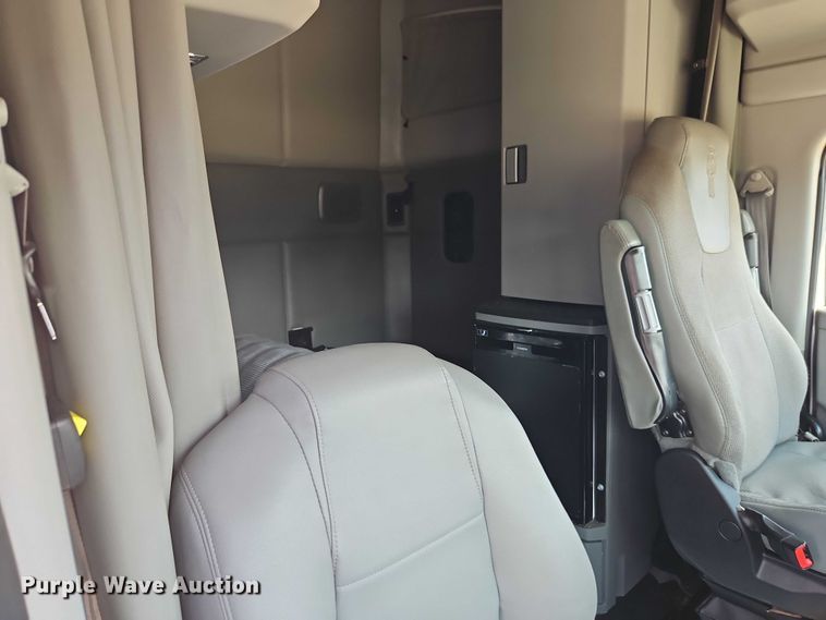 image for item EB8218 2017 Kenworth T680 semi truck