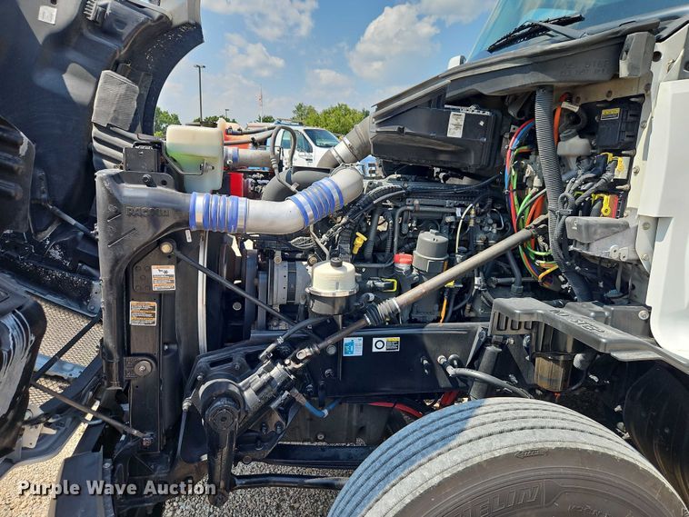 image for item EB8218 2017 Kenworth T680 semi truck