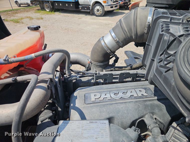 image for item EB8218 2017 Kenworth T680 semi truck