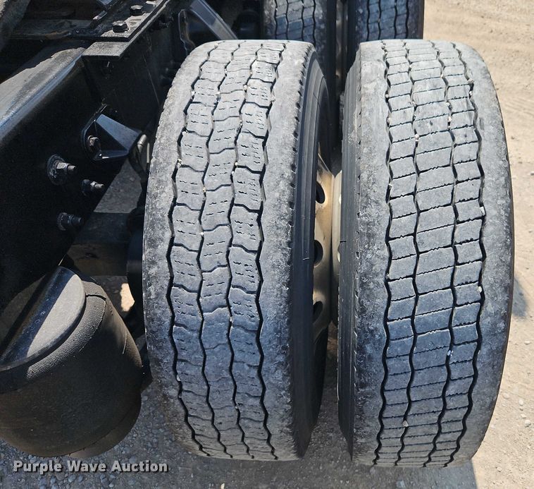 image for item EB8218 2017 Kenworth T680 semi truck