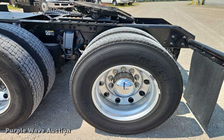 image for item EB8218 2017 Kenworth T680 semi truck