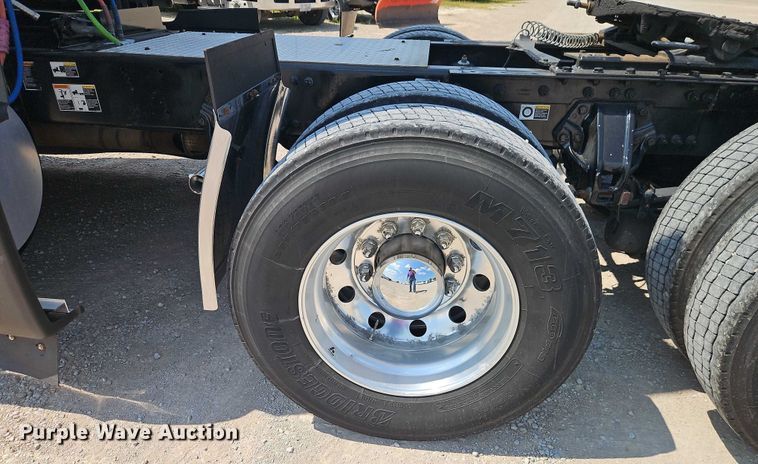 image for item EB8218 2017 Kenworth T680 semi truck