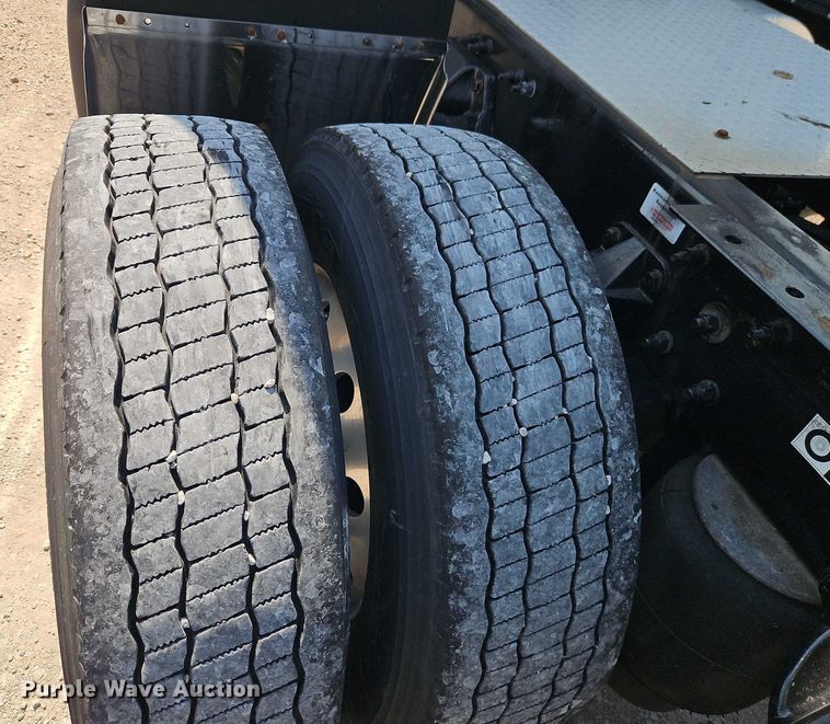 image for item EB8218 2017 Kenworth T680 semi truck