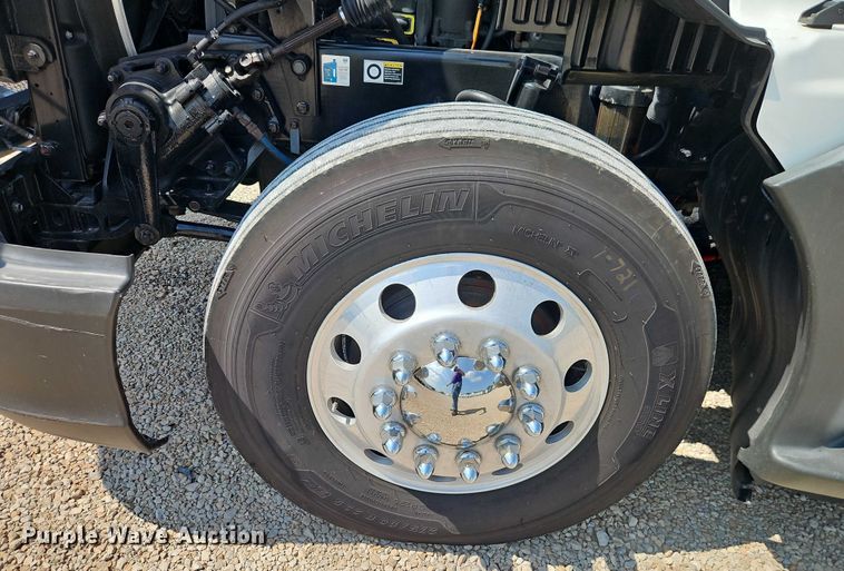 image for item EB8218 2017 Kenworth T680 semi truck