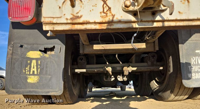 image for item EC1142 1994 Ford LN8000 flatbed truck