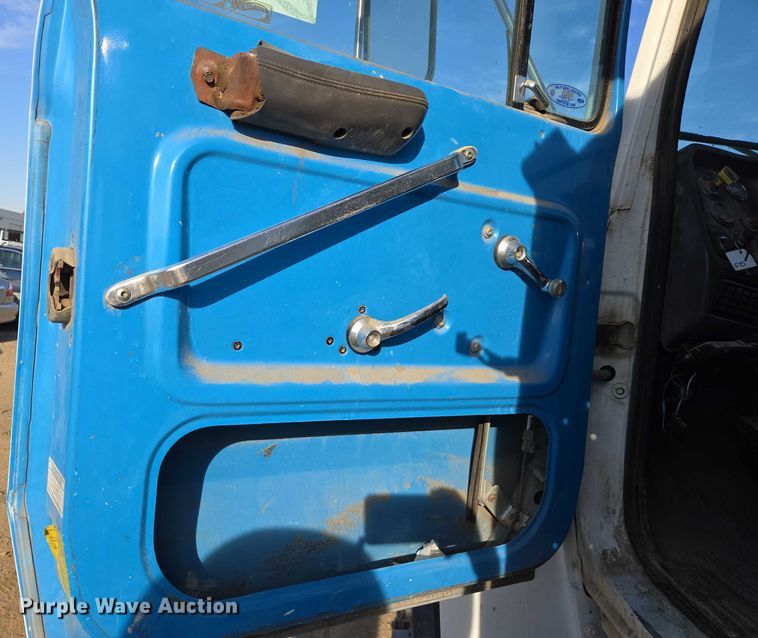 image for item EC1142 1994 Ford LN8000 flatbed truck