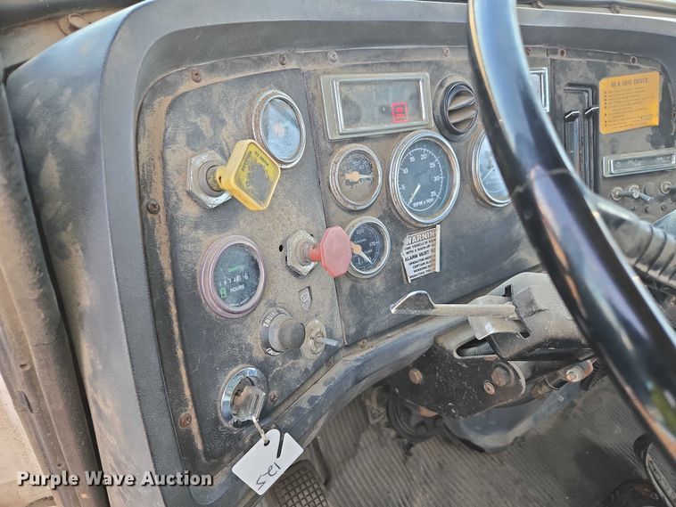 image for item EC1142 1994 Ford LN8000 flatbed truck