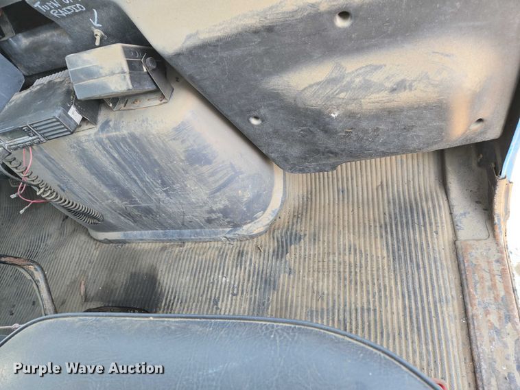 image for item EC1142 1994 Ford LN8000 flatbed truck