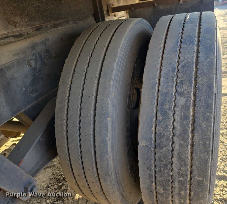 image for item EC1142 1994 Ford LN8000 flatbed truck