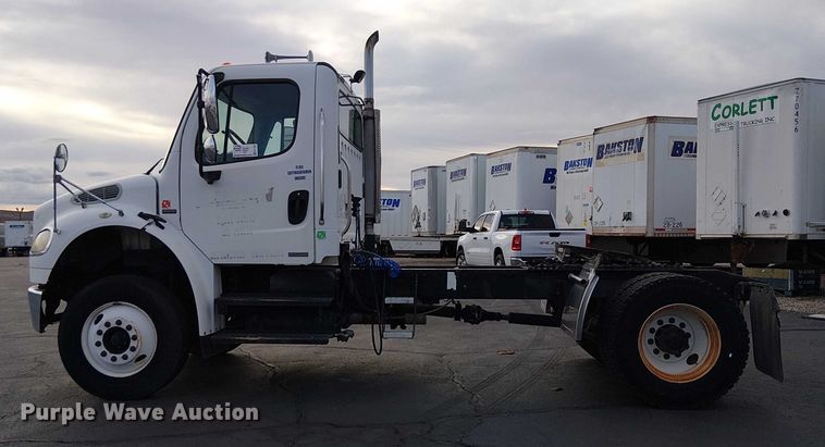 image for item EC1203 2007 Freightliner M2 semi truck