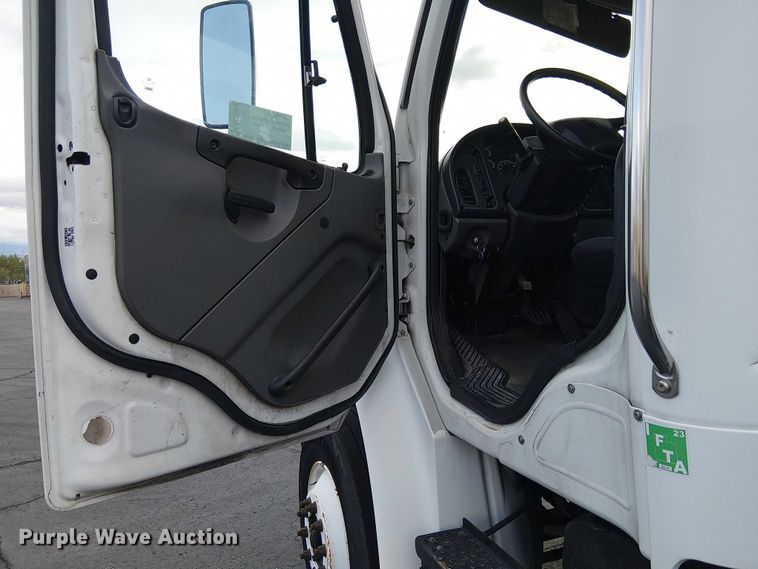 image for item EC1203 2007 Freightliner M2 semi truck