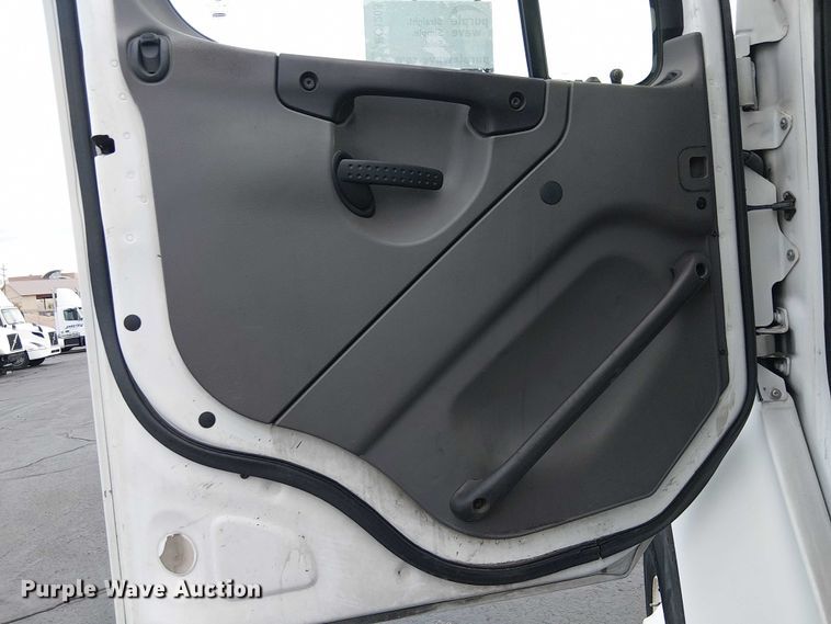 image for item EC1203 2007 Freightliner M2 semi truck