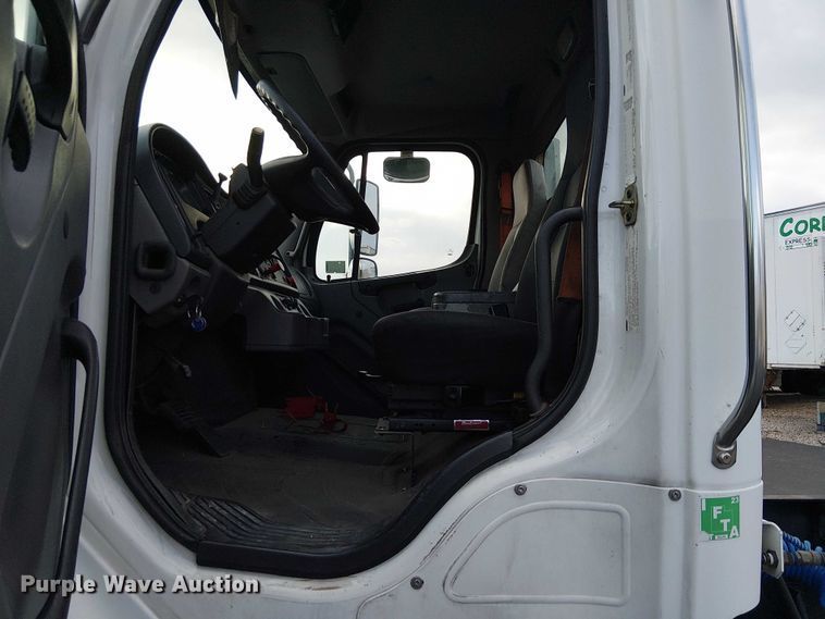 image for item EC1203 2007 Freightliner M2 semi truck