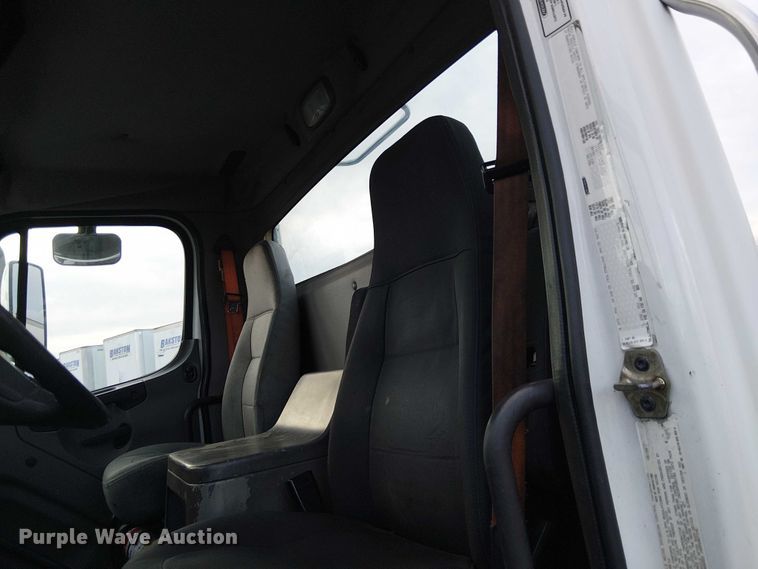 image for item EC1203 2007 Freightliner M2 semi truck