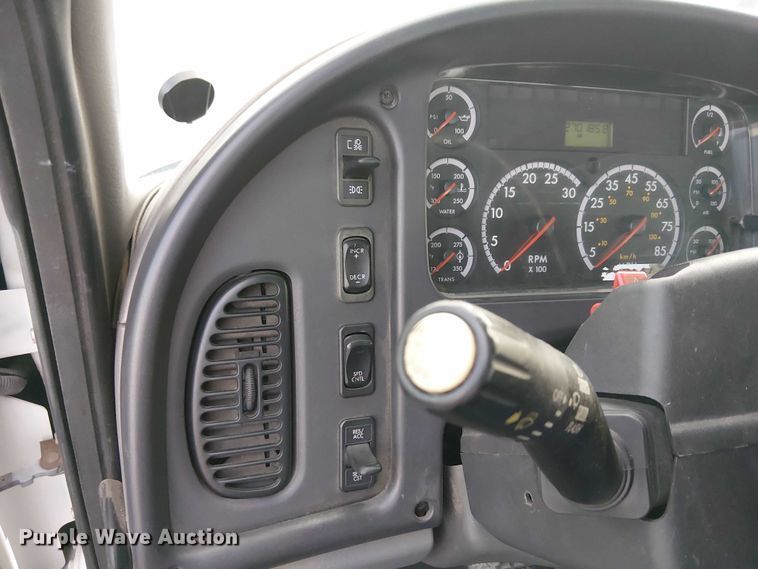 image for item EC1203 2007 Freightliner M2 semi truck