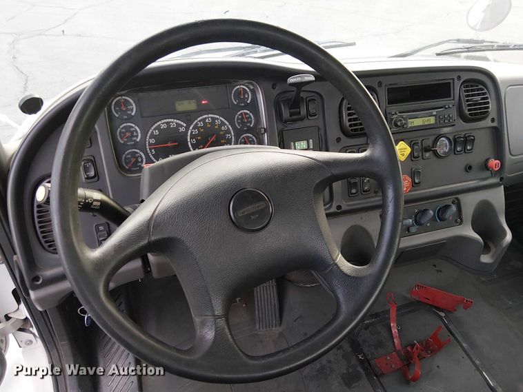 image for item EC1203 2007 Freightliner M2 semi truck