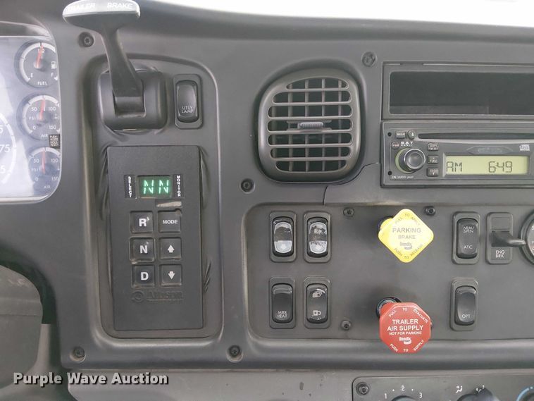 image for item EC1203 2007 Freightliner M2 semi truck