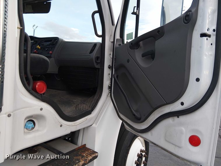 image for item EC1203 2007 Freightliner M2 semi truck