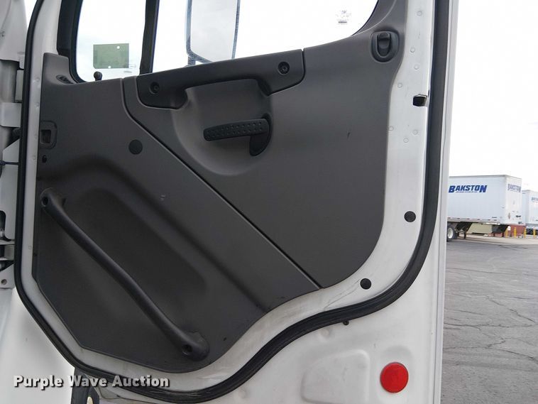 image for item EC1203 2007 Freightliner M2 semi truck