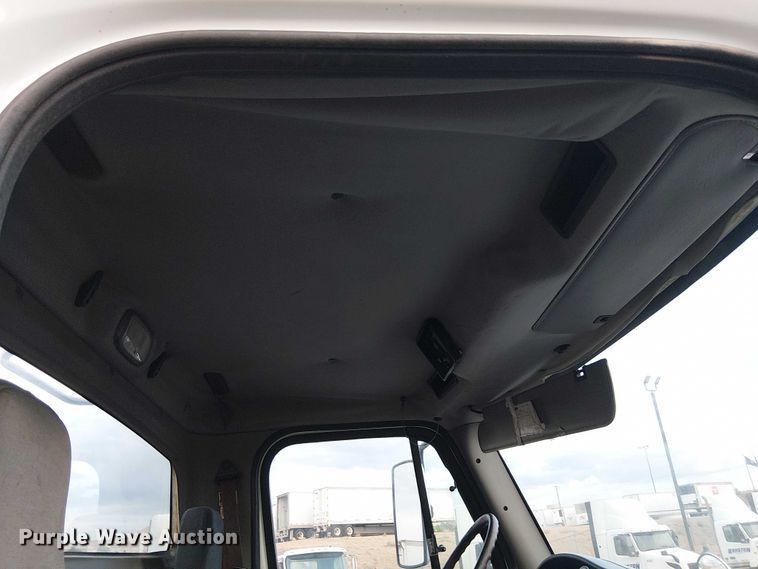 image for item EC1203 2007 Freightliner M2 semi truck