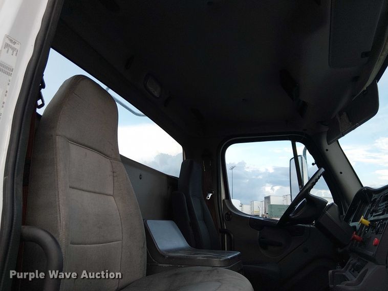 image for item EC1203 2007 Freightliner M2 semi truck