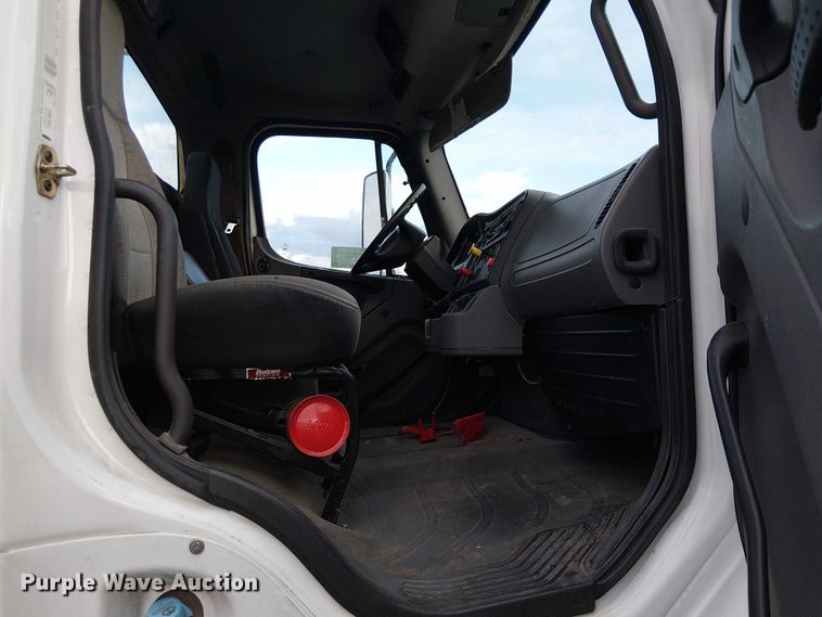 image for item EC1203 2007 Freightliner M2 semi truck