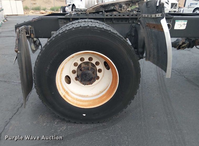 image for item EC1203 2007 Freightliner M2 semi truck