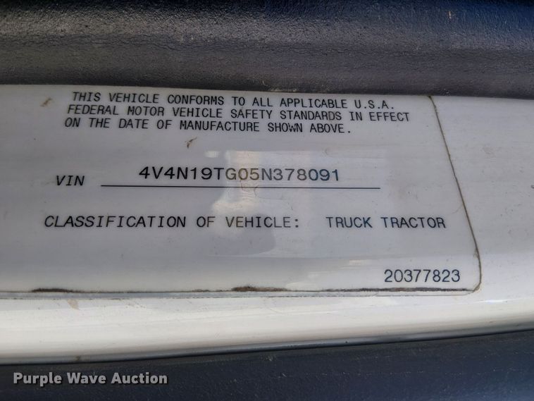 image for item EC1204 2005 Volvo VNL semi truck