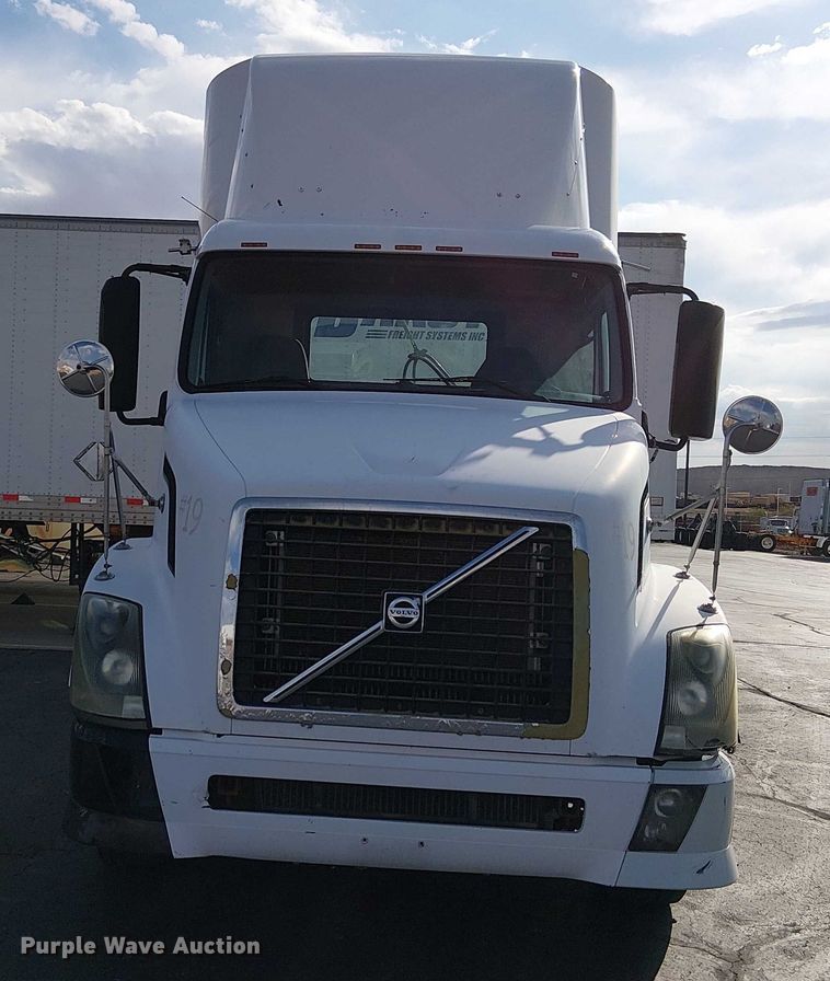 image for item EC1204 2005 Volvo VNL semi truck