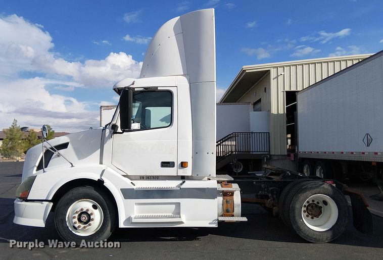 image for item EC1204 2005 Volvo VNL semi truck