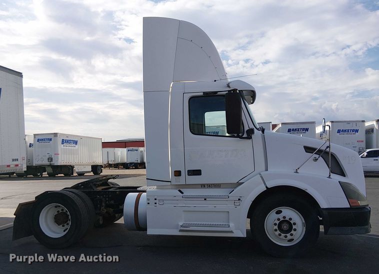 image for item EC1204 2005 Volvo VNL semi truck