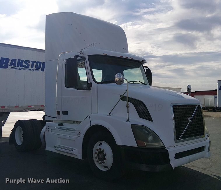 image for item EC1204 2005 Volvo VNL semi truck