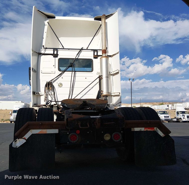 image for item EC1204 2005 Volvo VNL semi truck