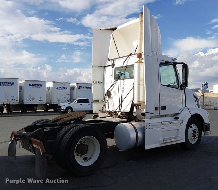 image for item EC1204 2005 Volvo VNL semi truck