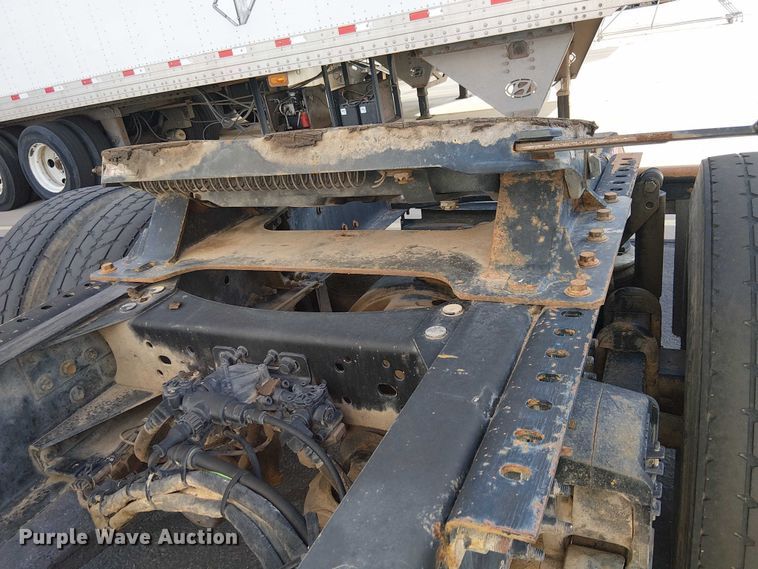 image for item EC1204 2005 Volvo VNL semi truck