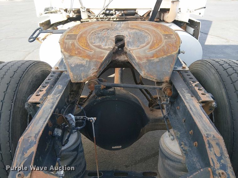 image for item EC1204 2005 Volvo VNL semi truck