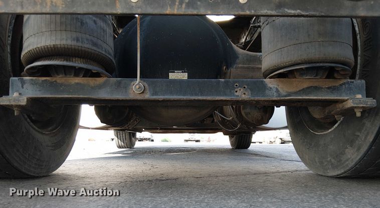 image for item EC1204 2005 Volvo VNL semi truck