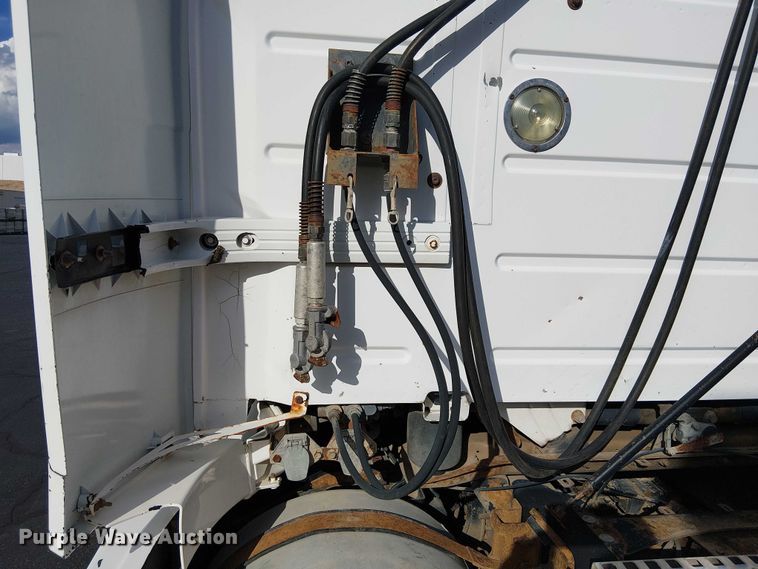 image for item EC1204 2005 Volvo VNL semi truck