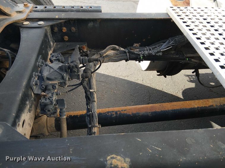 image for item EC1204 2005 Volvo VNL semi truck