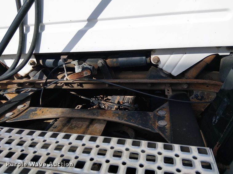 image for item EC1204 2005 Volvo VNL semi truck