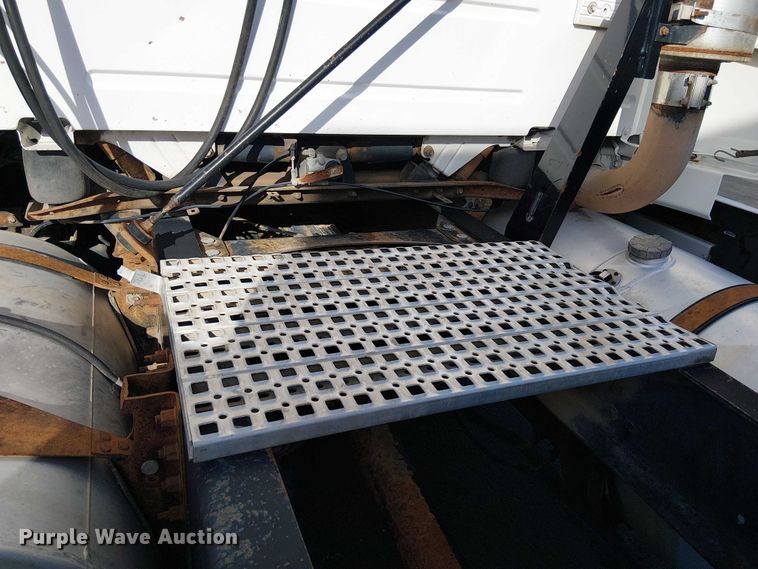 image for item EC1204 2005 Volvo VNL semi truck