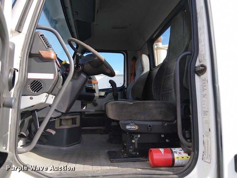 image for item EC1204 2005 Volvo VNL semi truck