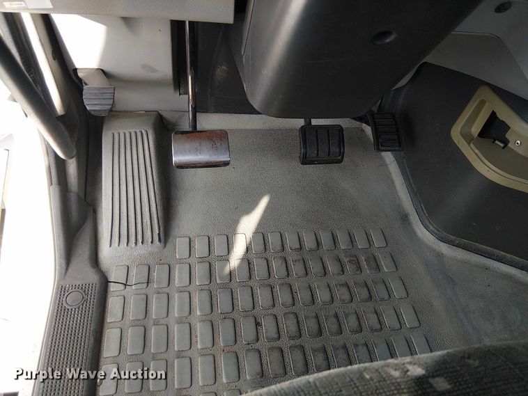 image for item EC1204 2005 Volvo VNL semi truck