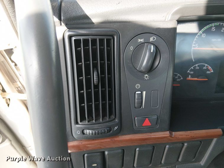 image for item EC1204 2005 Volvo VNL semi truck