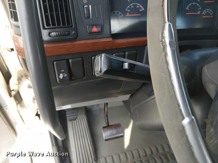 image for item EC1204 2005 Volvo VNL semi truck