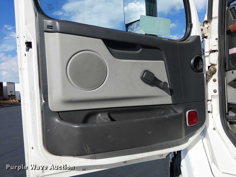 image for item EC1204 2005 Volvo VNL semi truck