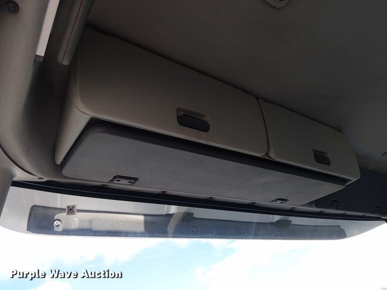 image for item EC1204 2005 Volvo VNL semi truck