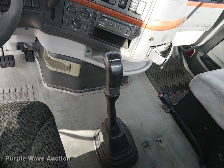 image for item EC1204 2005 Volvo VNL semi truck