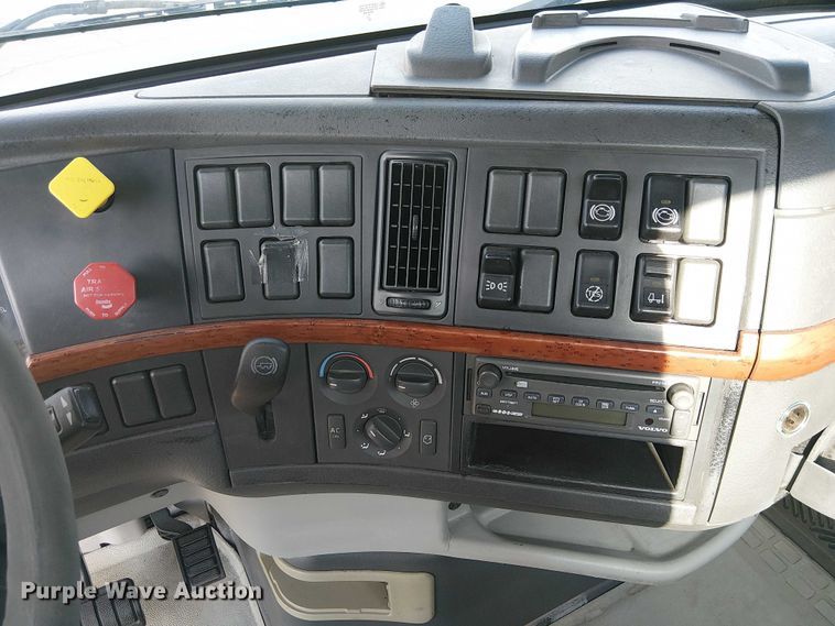 image for item EC1204 2005 Volvo VNL semi truck